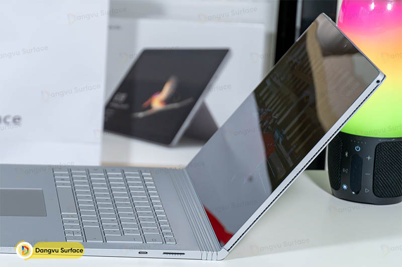 Surface Book 2 là thiết bị Surface đầu tiền được trang bị cổng USB Type-C