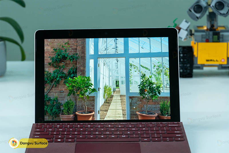 Cấu hình của Surface Go thì hơi đuối nhưng làm việc bình thường vẫn OK