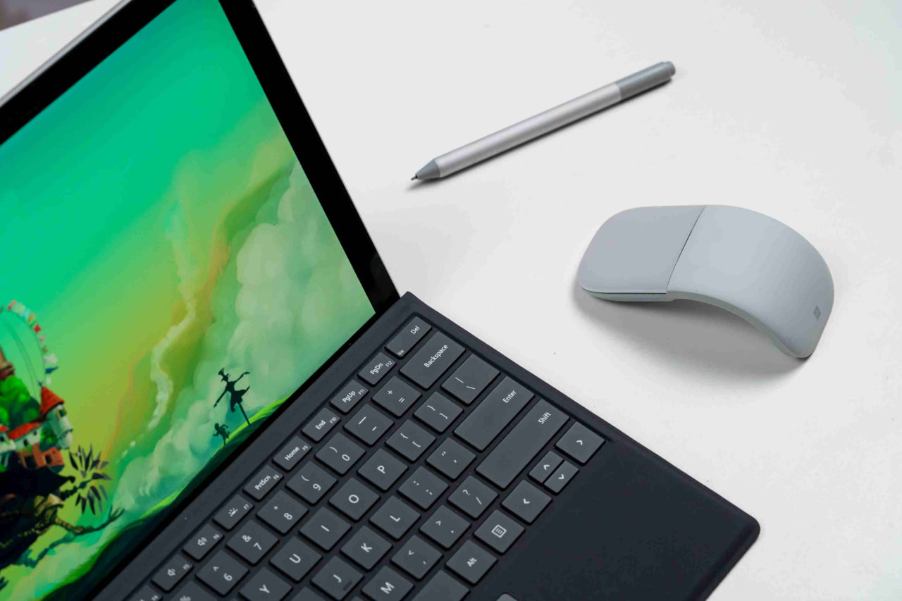 Surface pen hút gọn gàng ở cạnh máy
