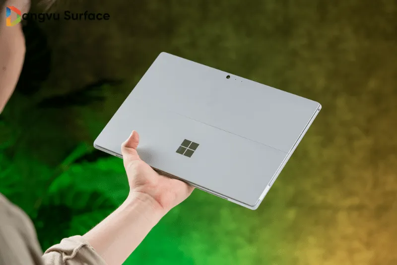 Surfae Book 2 là thiết bị đầu tiên của Microsoft sở hữu cổng Type-C
