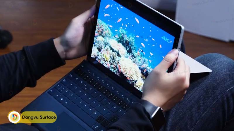 Bạn sẽ không thể dùng Surface Pro 7 ở tư thế này