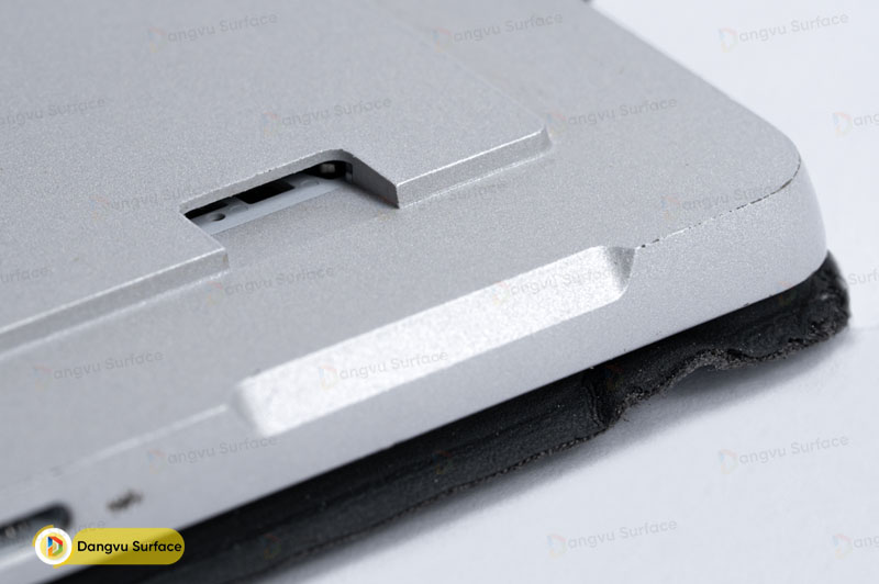 Khe cắm thẻ nhớ tiện dụng cho ai muốn nâng cấp SSD