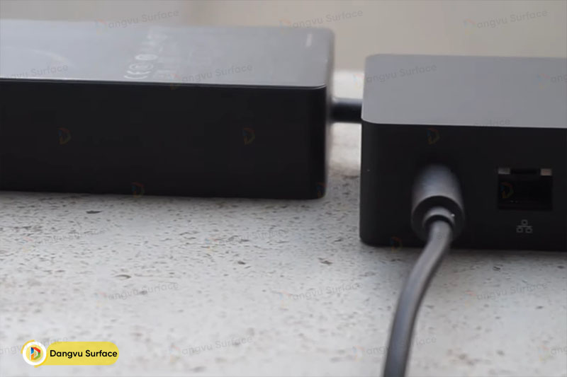 Nguồn điện của sạc Surface Dock hơn hẳn các dòng sạc thông thường