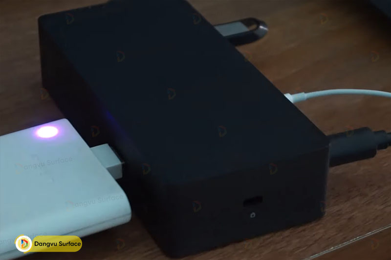 Surface Dock có thể nói là Hub chuyển đổi tương tác với Surface tốt nhất