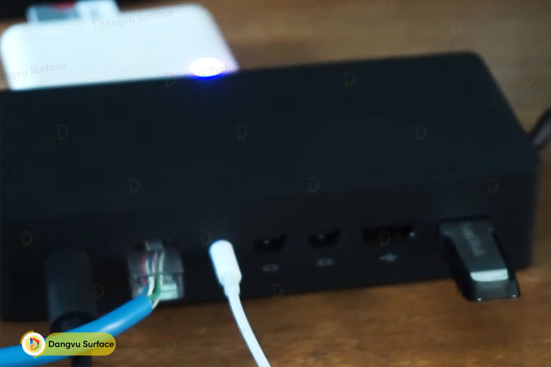 Xuất ra màn hình, điều khá đơn giản với Surface Dock