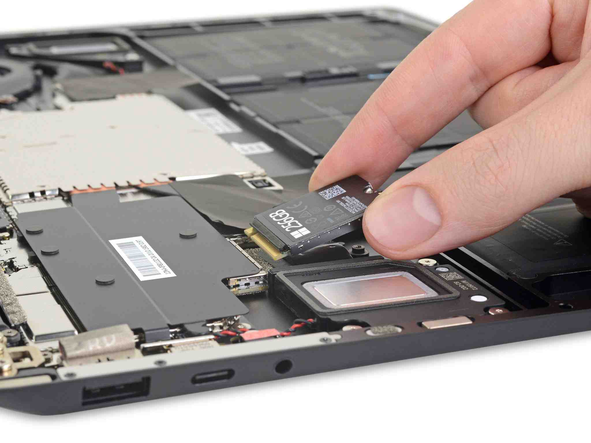 SSD trên máy Surface Laptop 3 hiện tại đã thay thế được