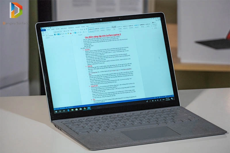 Tỷ lệ khung hình 3:2 của màn hình Surface càng hoàn hảo hơn trong việc duyệt thông thường hoặc chỉnh sửa tài liệu word