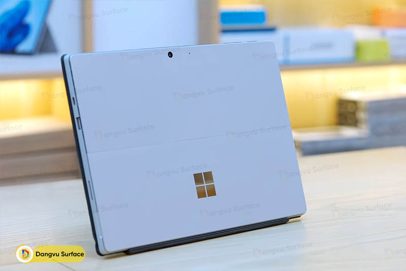 Pro 7+ vẫn giữ nguyên vỏ ngoài làm bằng hợp kim magie sang trọng cao cấp