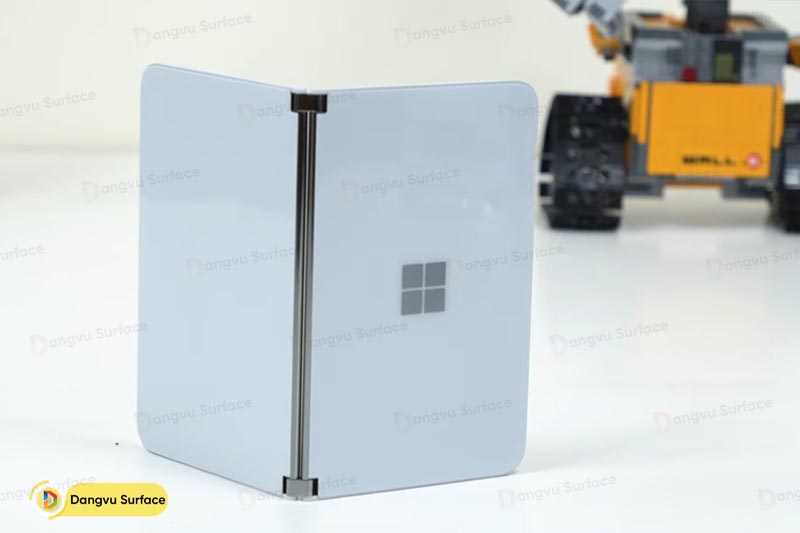 Thiết kế của Surface Duo sang trọng và chắc chắn