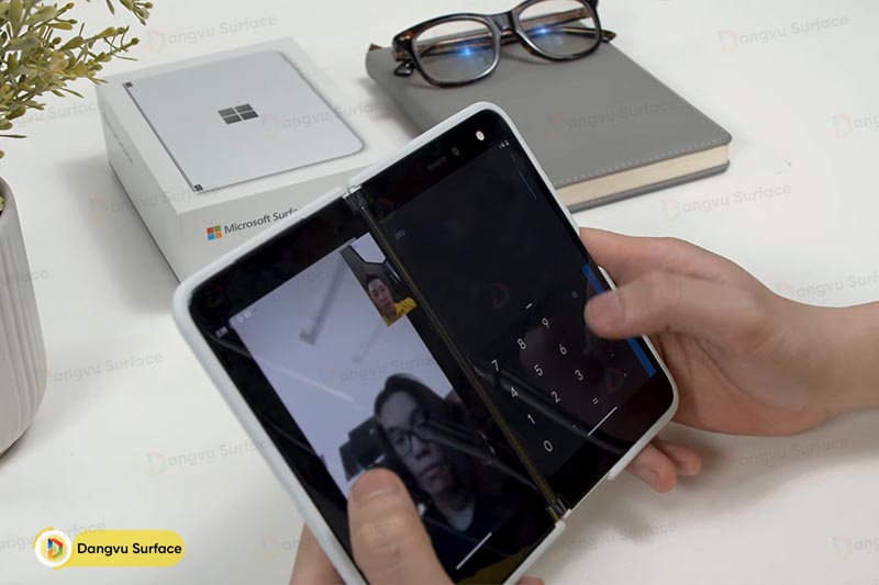 Khả năng đa nhiệm miễn bàn của Surface Duo
