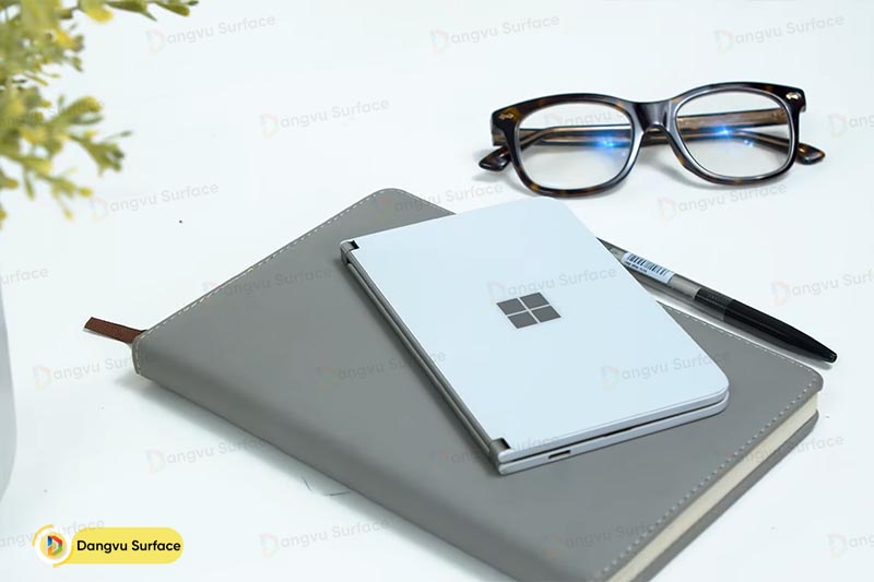 Tuy nhiên, Surface Duo vẫn khá to, chỉ thích hợp cất trong balo, túi xách hơn để túi quần