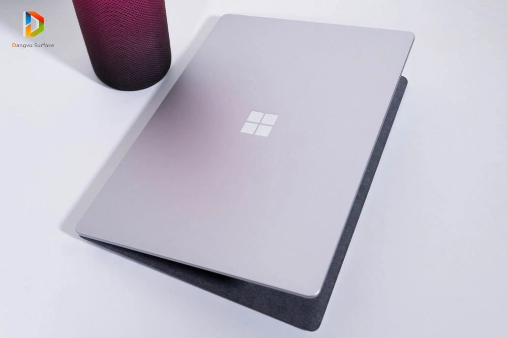 Để so sánh về độ hoàn thiện, chắc chỉ có Macbook Pro mới có thể được cân đo khi đứng cùng Laptop 3