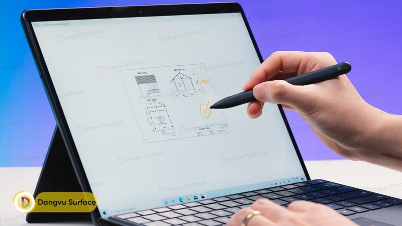 Dù là làm việc hay giải trí, Surface Pro 8 đều có thể linh hoạt ỏ mọi tư thế