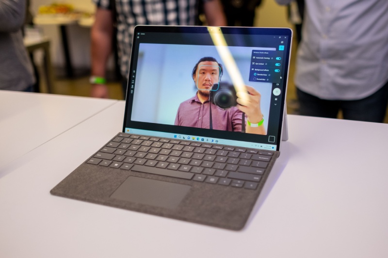 camera trước của Surface cũng giúp ích rất lớn nếu bạn có ý định làm vlog trực tiếp