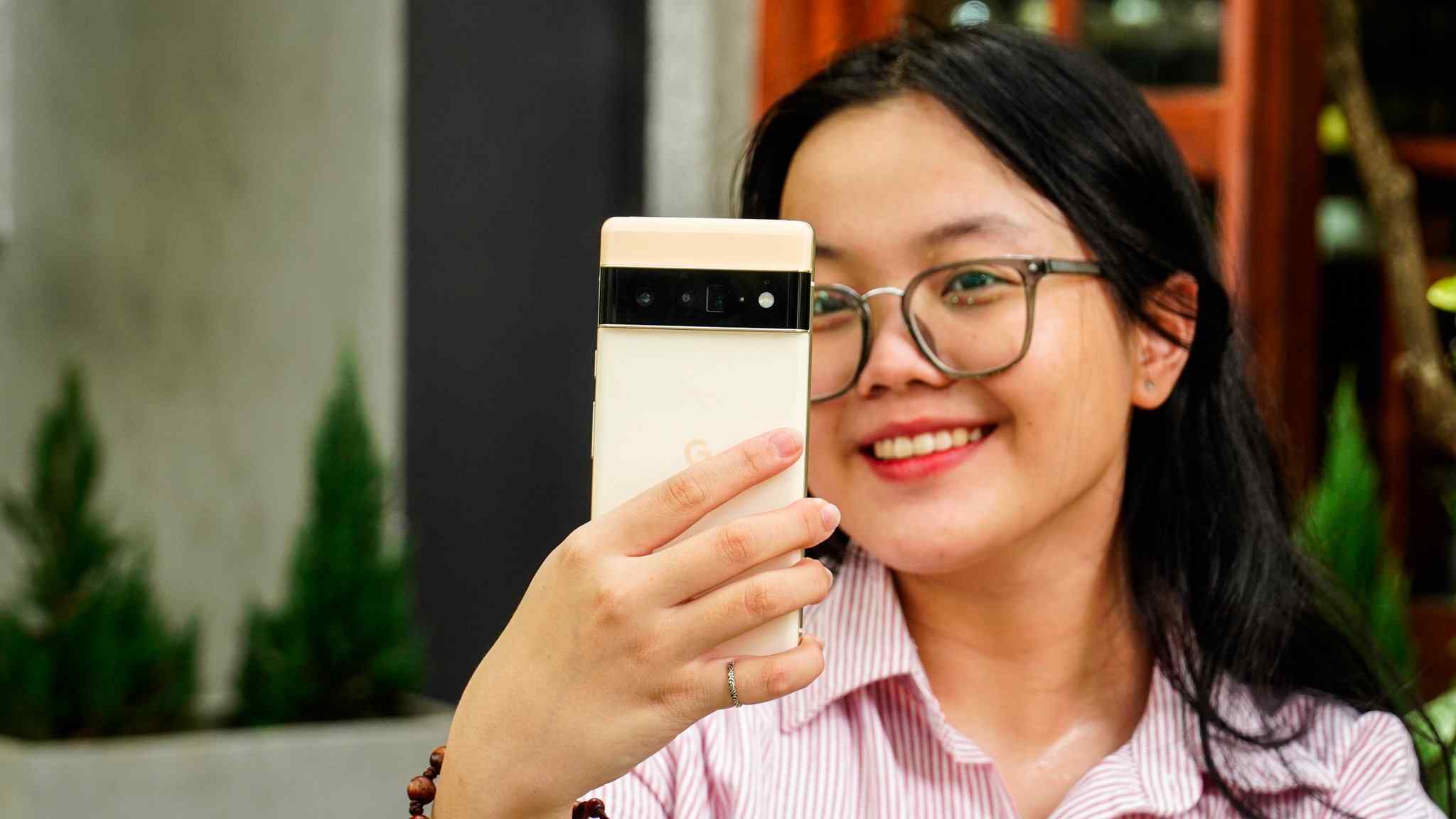 Pixel 6 Pro có thêm một camera phía sau