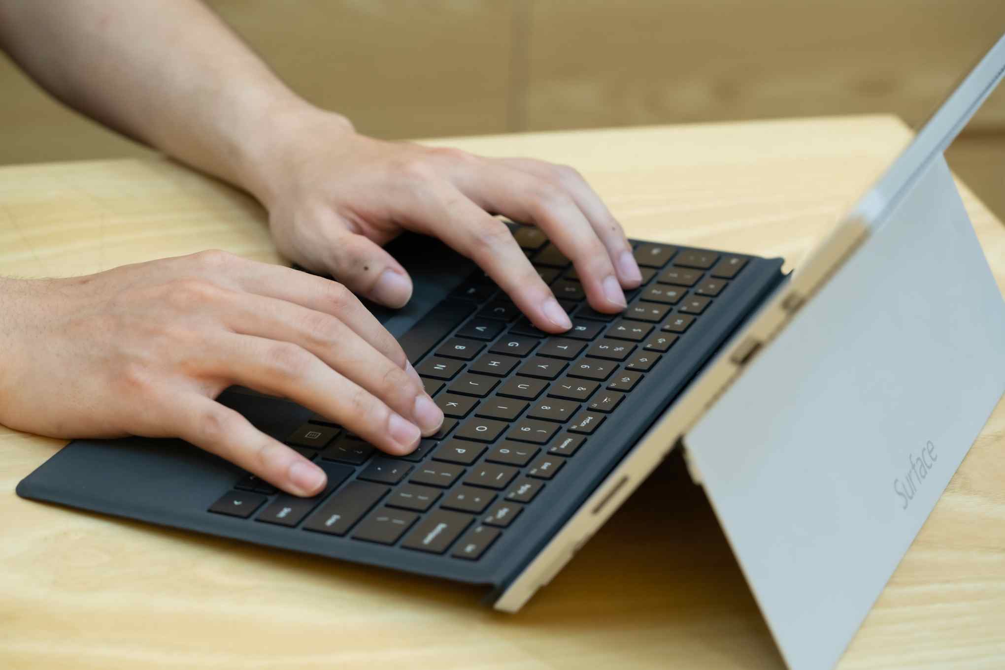 Chất liệu kim loại nhôm Magie nên Pro 3 dễ dàng ấm lên nếu dùng trong quá trình dài