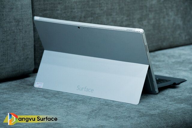 Thiết bị được Microsoft thiết kế vuông vắn nam tính và được trang bị lớp vỏ hợp kim nhôm