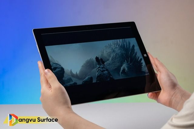 Thiết bị thế hệ thứ 3 này sở hữu màn hình cảm ứng hiển thị công nghệ Cleartype Full HD