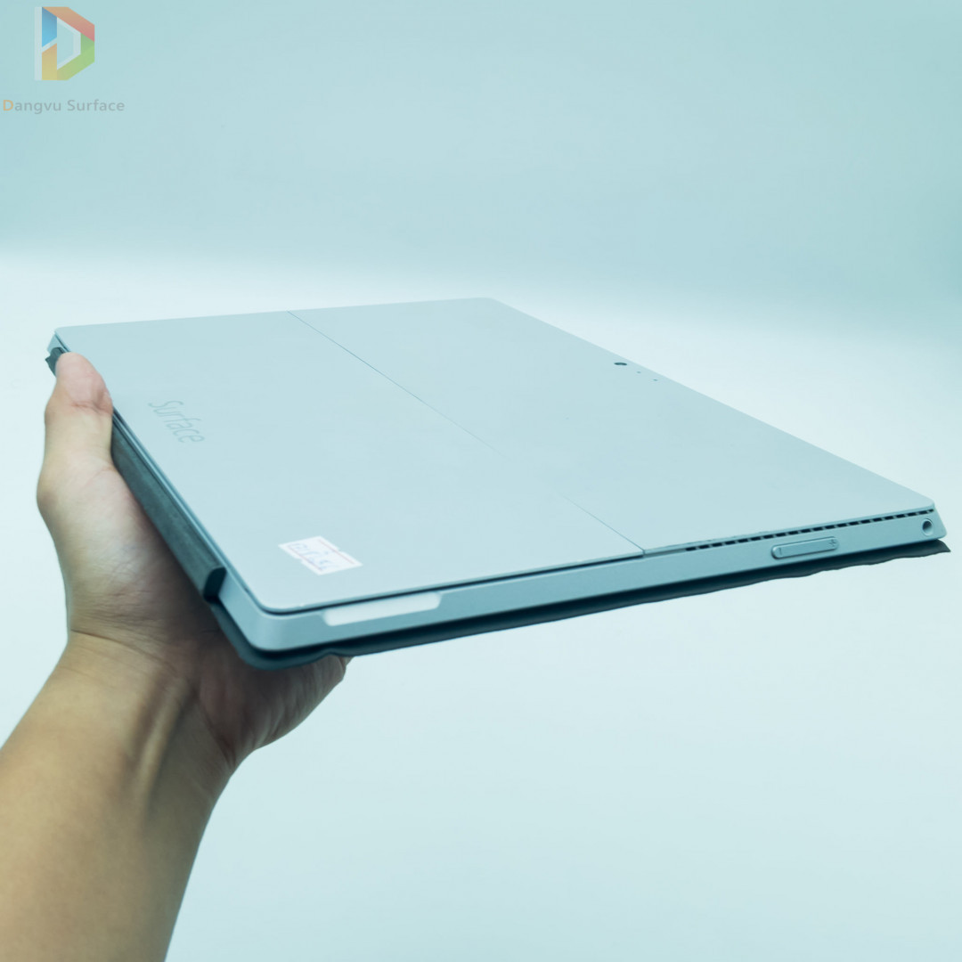 Surface Pro 3 có thiết kế mỏng, nhẹ và tinh tế hơn rất nhiều so với Pro 2
