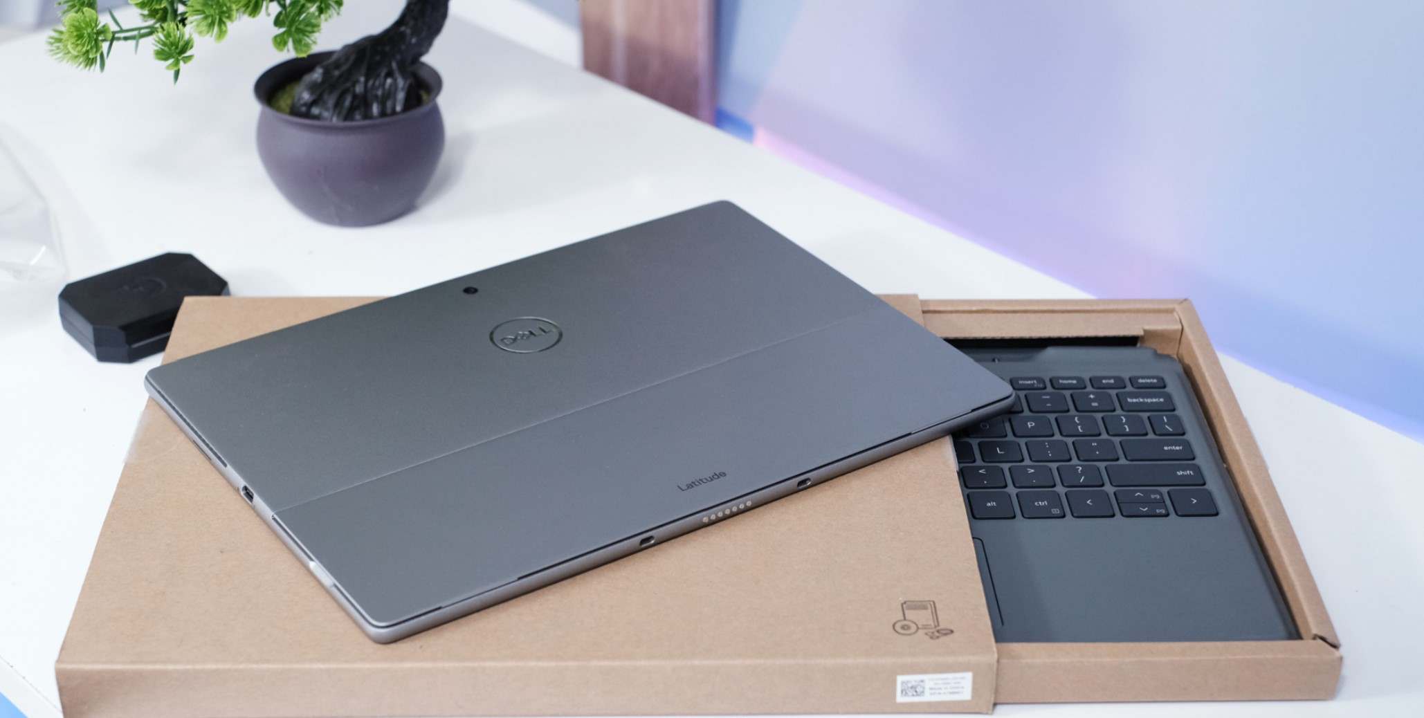laptop Latitude 7320 Detachable nhẹ hơn 100g so với Pro 8