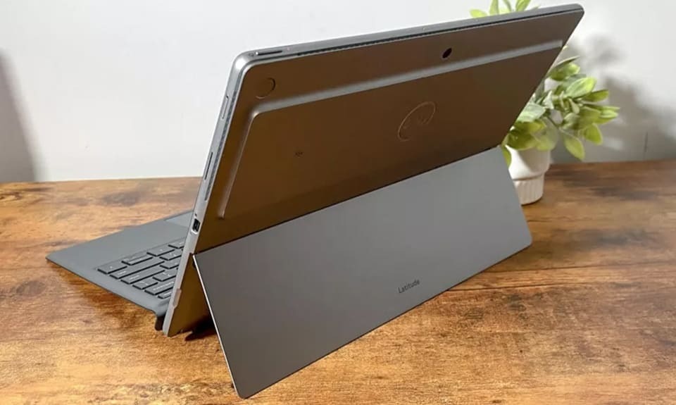 Toàn bộ thân vỏ của máy Dell Latitude được trang bị bằng kim loại nhôm cao cấp