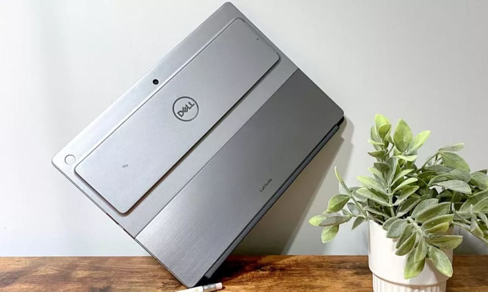 Phần chân đế của máy được thiết kế với 2 màu khác biệt
