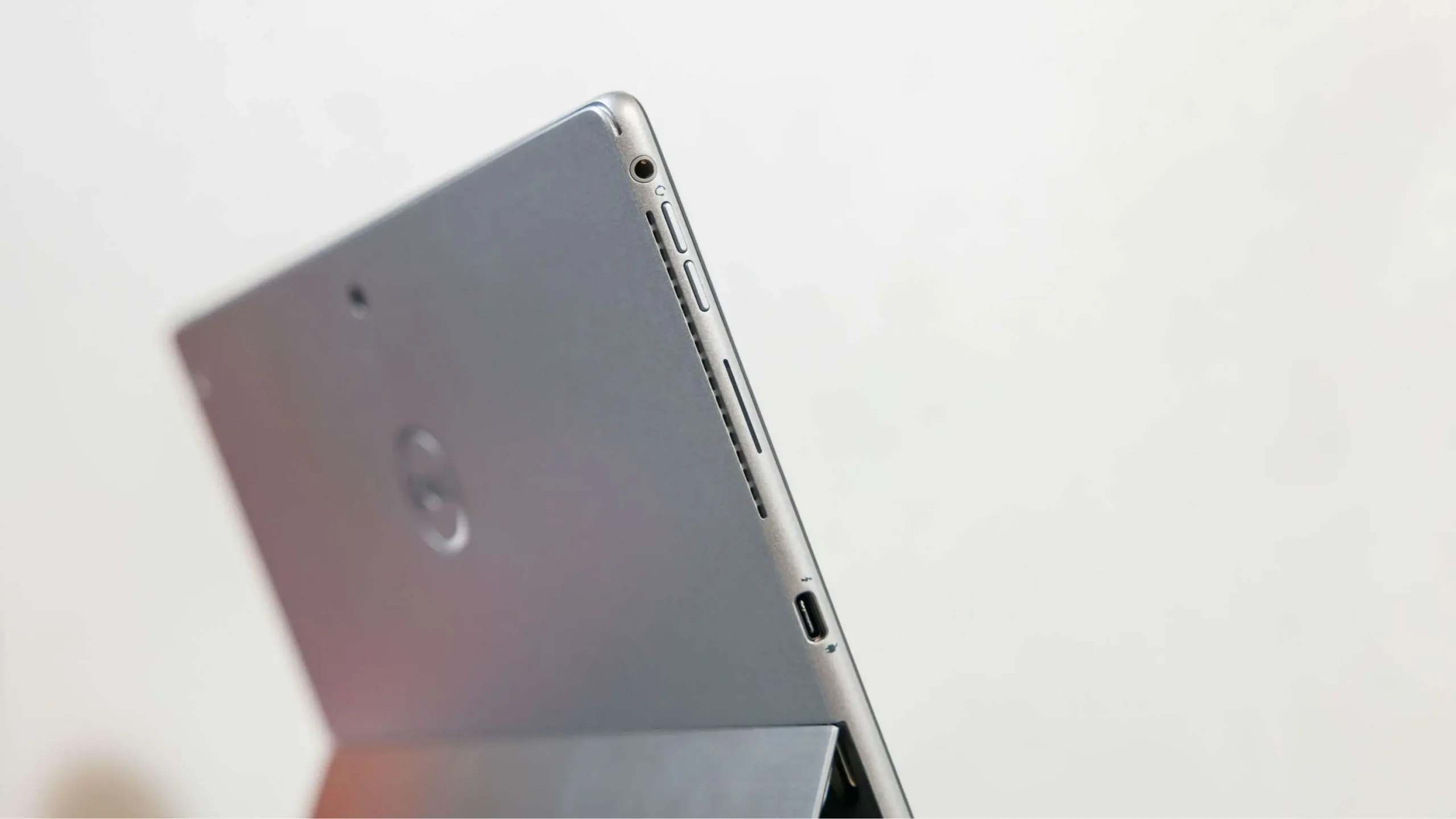 7320 Detachable được trang bị với 2 cổng type C chuẩn Thunderbolt 4 ở 2 bên