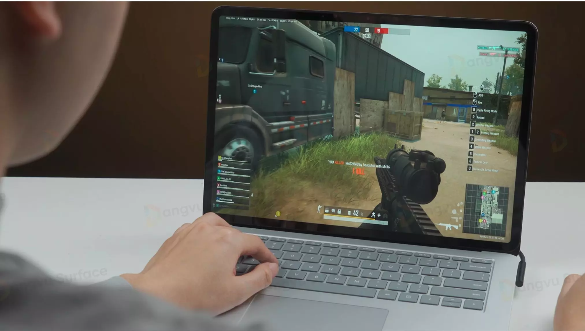 Độ phân giải và mật độ điểm ảnh không cao nhưng màn hình Laptop Studio lại được trang bị khả năng hỗ trợ tần số quét lên đến 120Hz