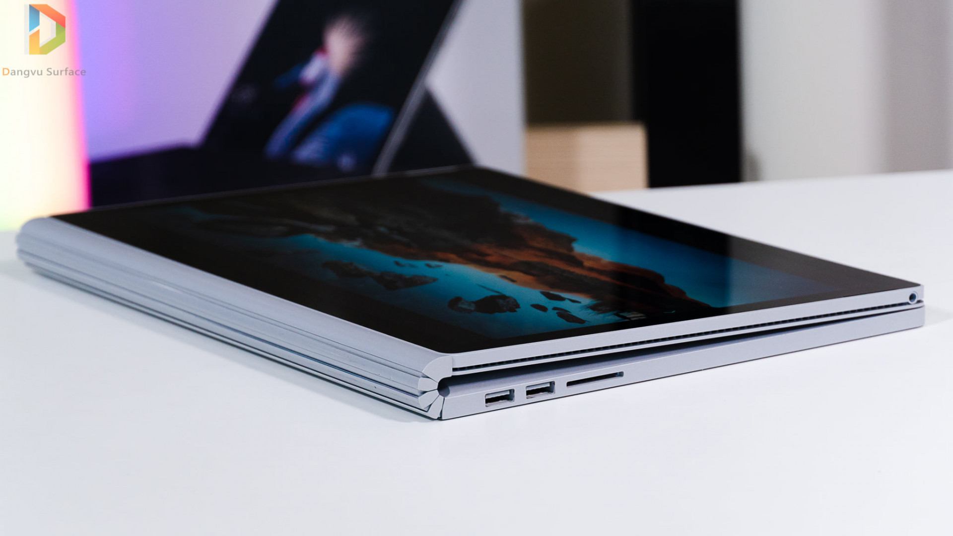 Surface Book 3 không có cổng Thunderbolt 4 nhưng vẫn được tích hợp các cổng kết nối thông dụng