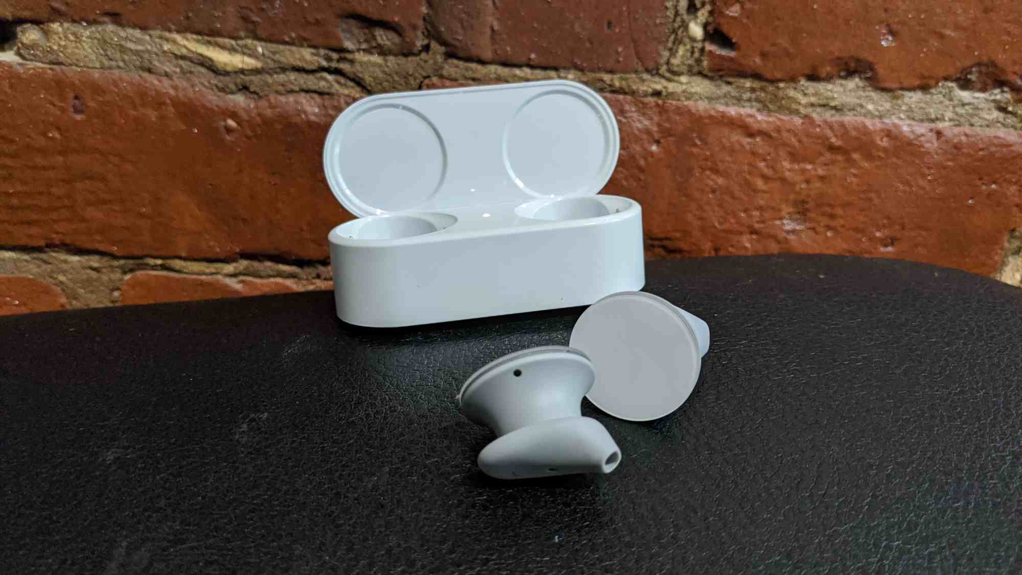 Surface Earbuds có chất lượng âm thanh khá tốt, rõ ràng với trường âm rộng