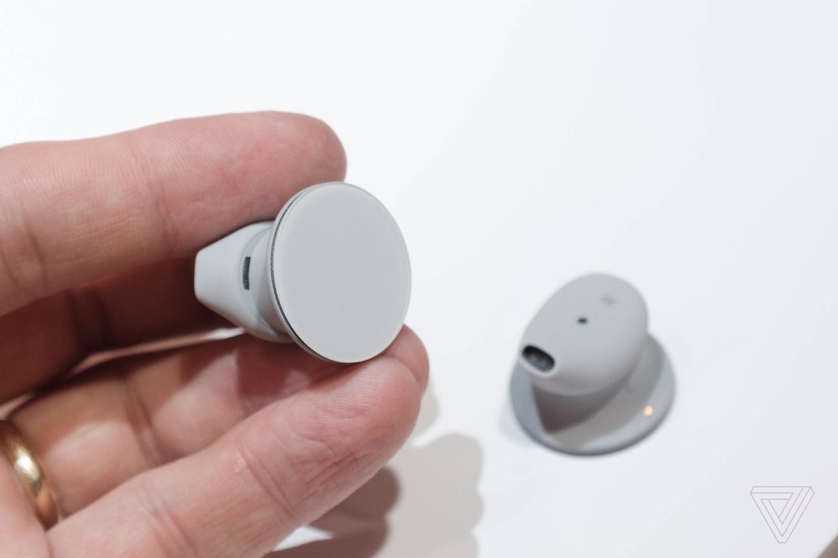 Suface Earbuds lại được thiết kế với phần housing hình tròn và có kích thước to với đường kính 25 x 19,9mm