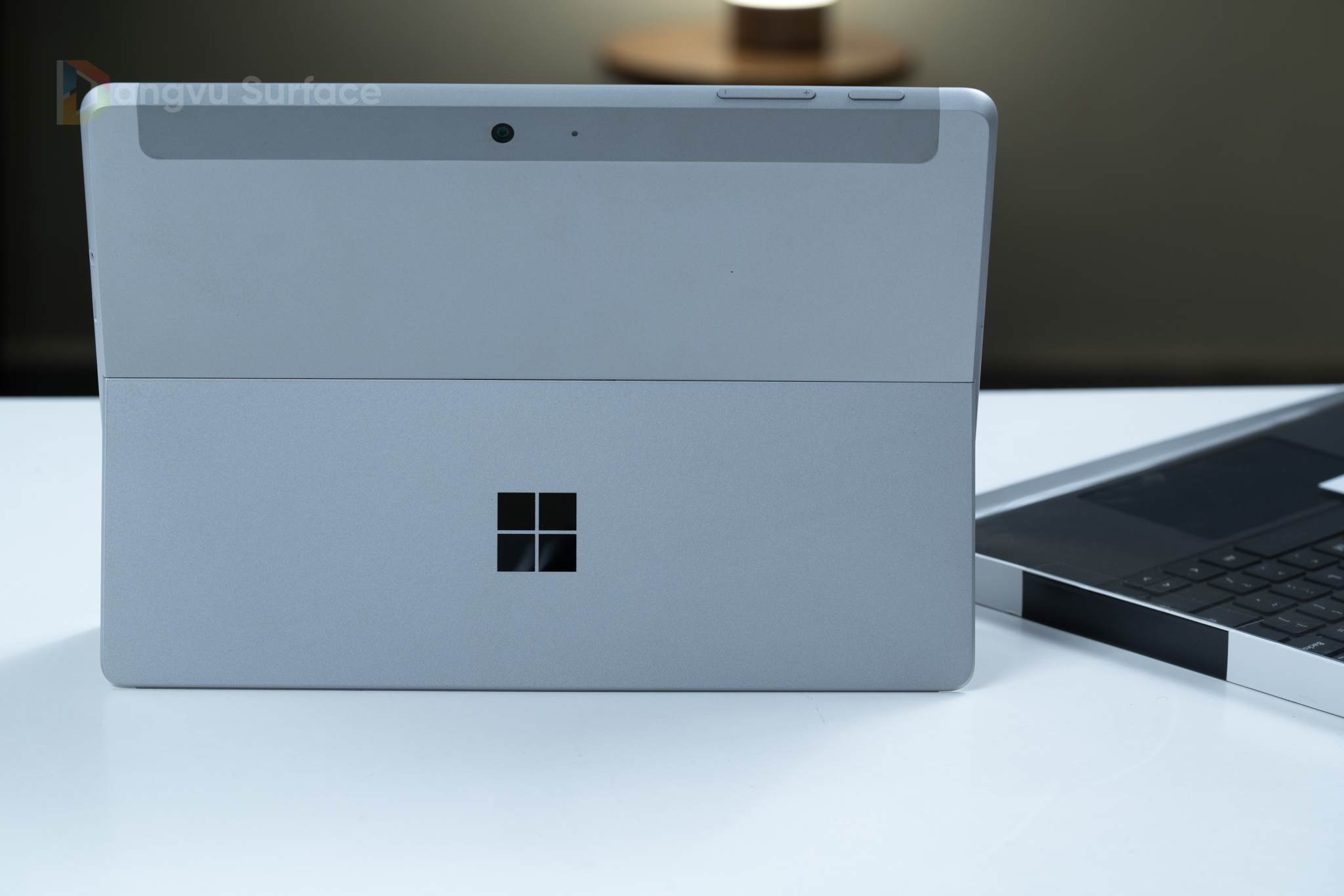 Surface Go mạnh và thu hút nhờ sự nhỏ gọn, tinh tế của thiết kế