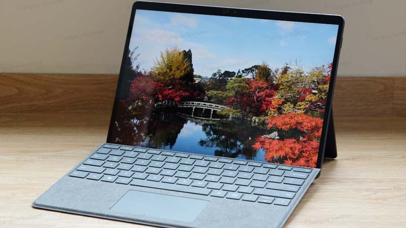 Độ phân giải và độ sáng của Surface Pro 8 lại vượt trội hơn hẳn Laptop Go 2