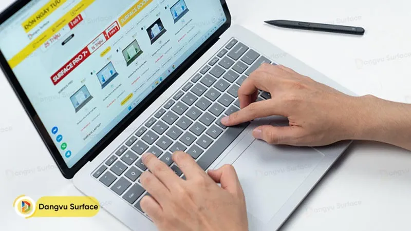 Bàn phím của Laptop Studio không quá nổi bật khi so sánh với bàn phím kim loại trên Book 3