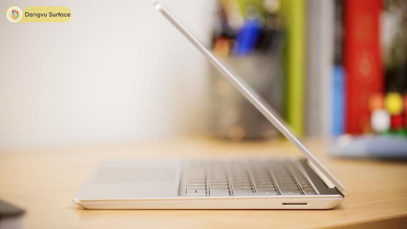 Surface Laptop Go 2 vẫn cung cấp cho người dùng khả năng kết nối để sử dụng các thiết bị ngoại vi cơ bản
