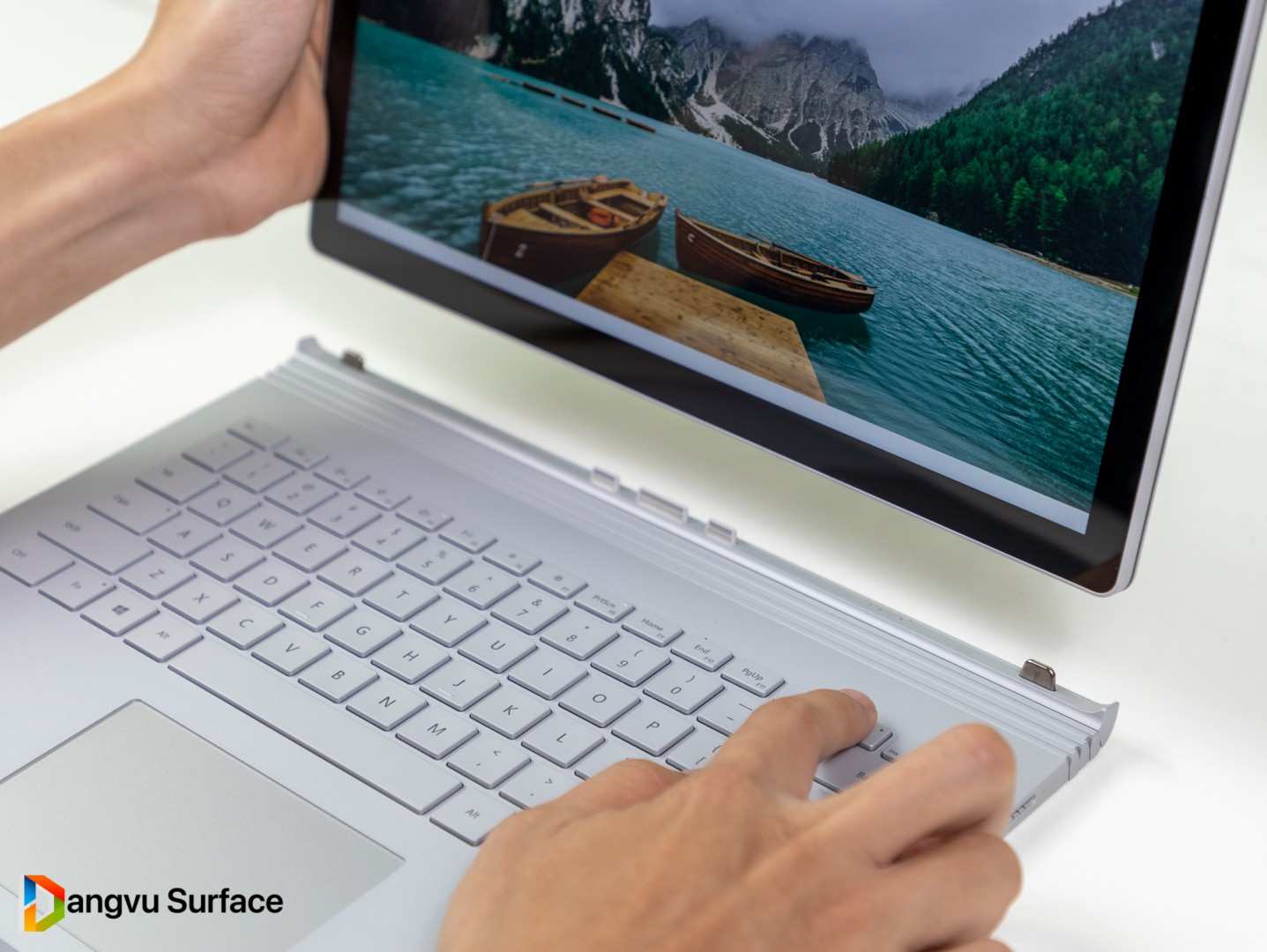 Bản lề của Laptop Studio gập mở, cố định; trong khi đó, bản lề của Book 3 có thể tách rời linh hoạt