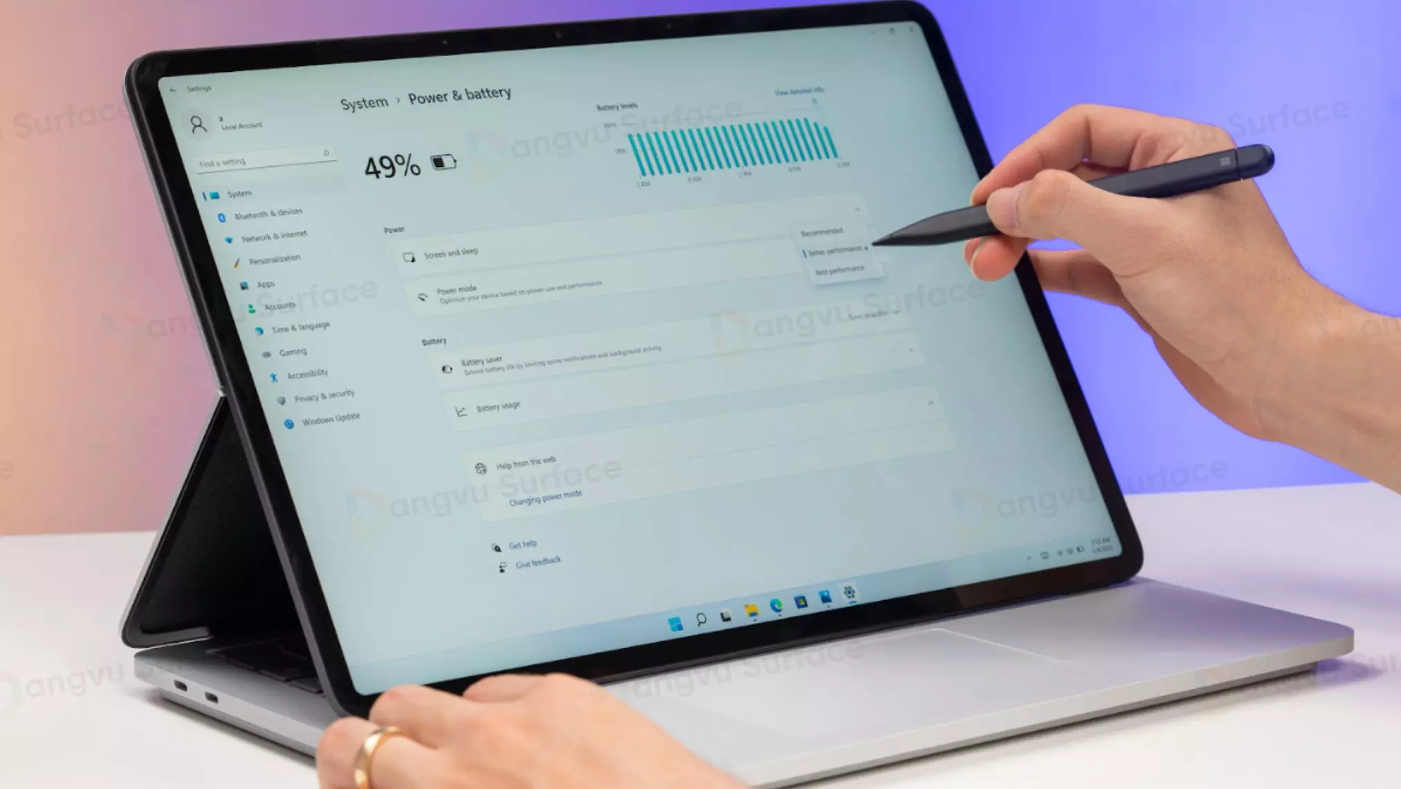 Thời lượng pin của hai máy không có quá nhiều chênh lệch. Trên thực tế, Surface Laptop Studio có thời gian sử dụng liên tục khoảng 11h, Surface Book 3 là khoảng 10-12h