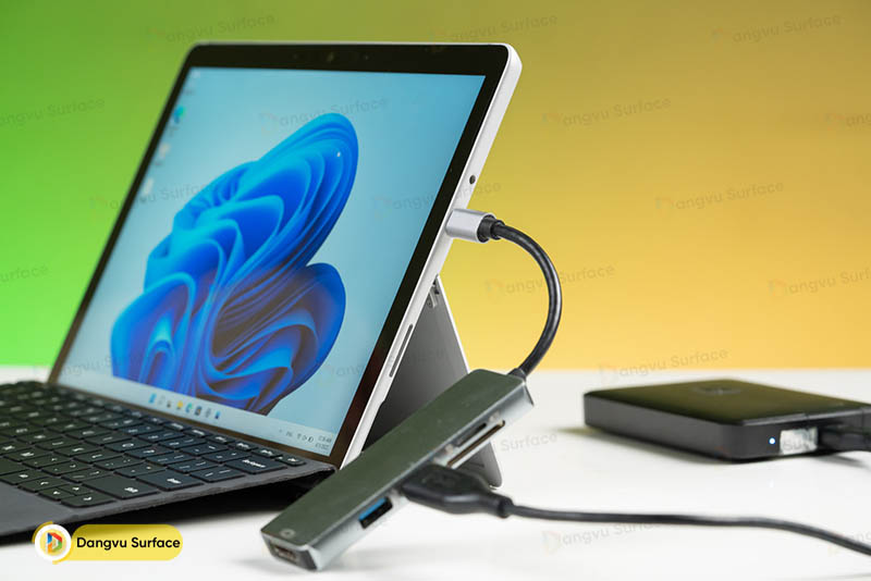 Người dùng có thể sử dụng thêm hub chuyển đổi cho máy Surface Go 3