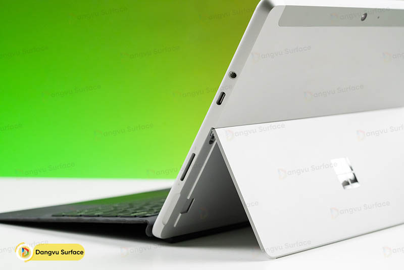 Chân đế kickstand Surface Go 3 với logo ở trung tâm