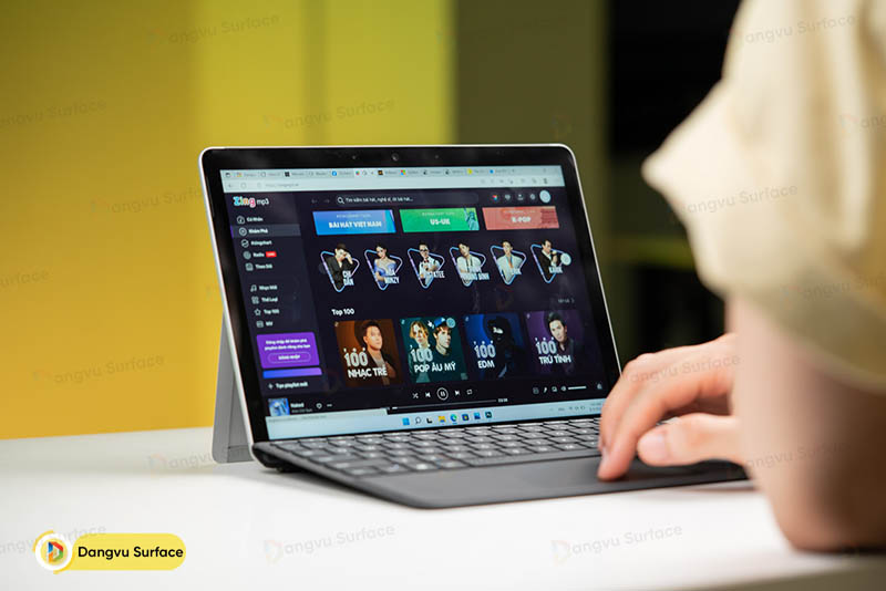 Màn hình Surface Go 3 có tỷ lệ khung hình 3:2 thích hợp cho việc lướt web, đọc tài liệu