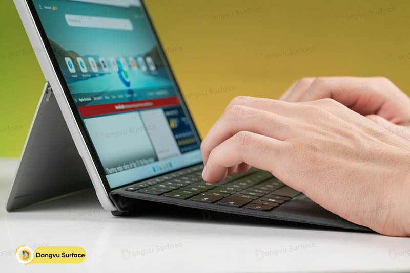 Bàn phím Surface Go Type Cover đem lại cảm giác gõ tốt, độ nảy phím mượt mà