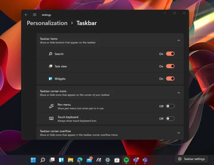chọn mục Personalization, sau đó chọn thẻ Taskbar trong menu bên trái