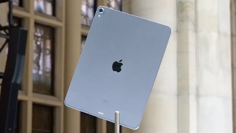 iPad Pro nâng cấp mạnh mẽ hơn, hay hơn, nên cái giá mua của nó không kém Surface Pro