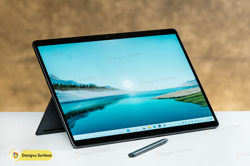 Pro 9 còn có tính di động cao hơn với trọng lượng chưa tới 900g(chưa kèm phím)