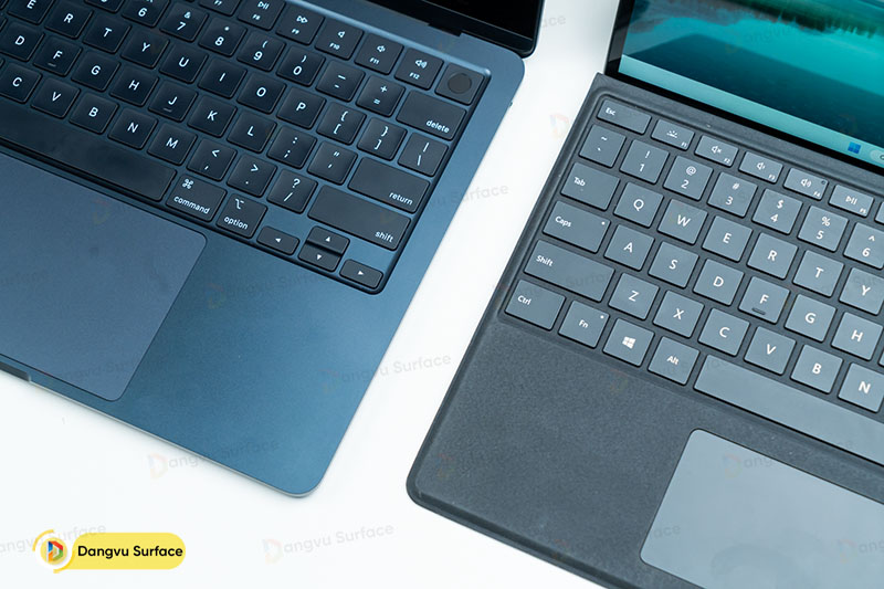Bàn phím Macbook Air M2 vs Surface Pro 9 có chất lượng khá tương đương nhau, như Pro 9 vượt trội hơn