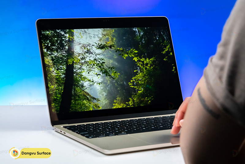Macbook M2 cung cấp một hiệu suất làm việc tốt hơn đi kèm thời lượng pin dài hơn
