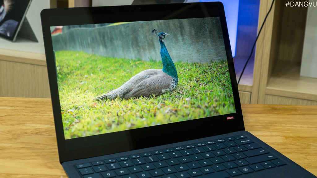 Thiết kế loa Omni Sonic của Surface Laptop 2 được đặt ngay bên dưới bàn phím