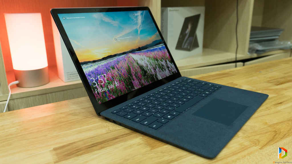hần vải Alcantara được thiết kế tràn về bên dưới chỗ người sử dụng đặt tay
