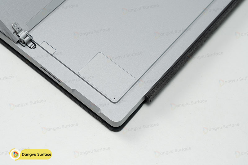 Việc nâng cấp và sửa chữa ổ SSD rất dễ dàng với Pro 7+