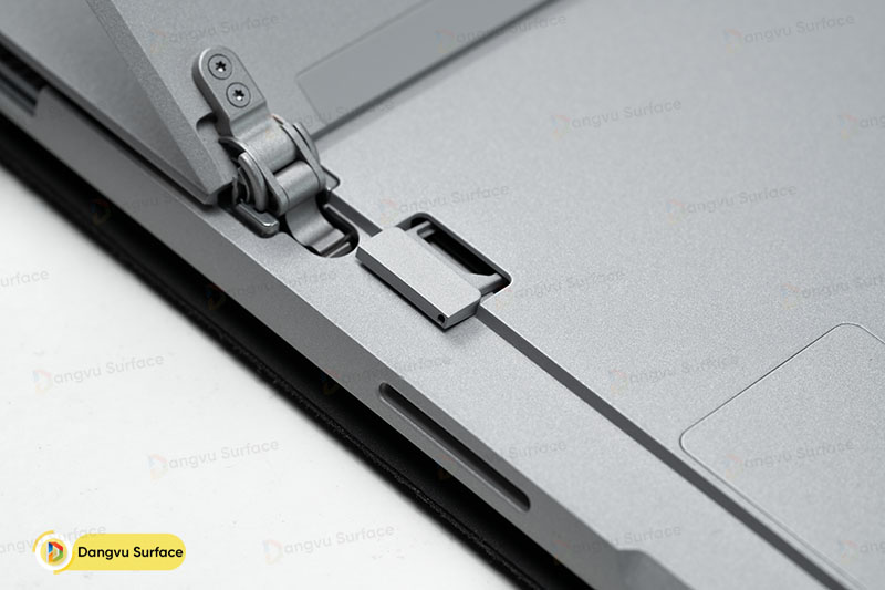 Vị trí đặt khe cắm thẻ sim trên Surface Pro 7 Plus